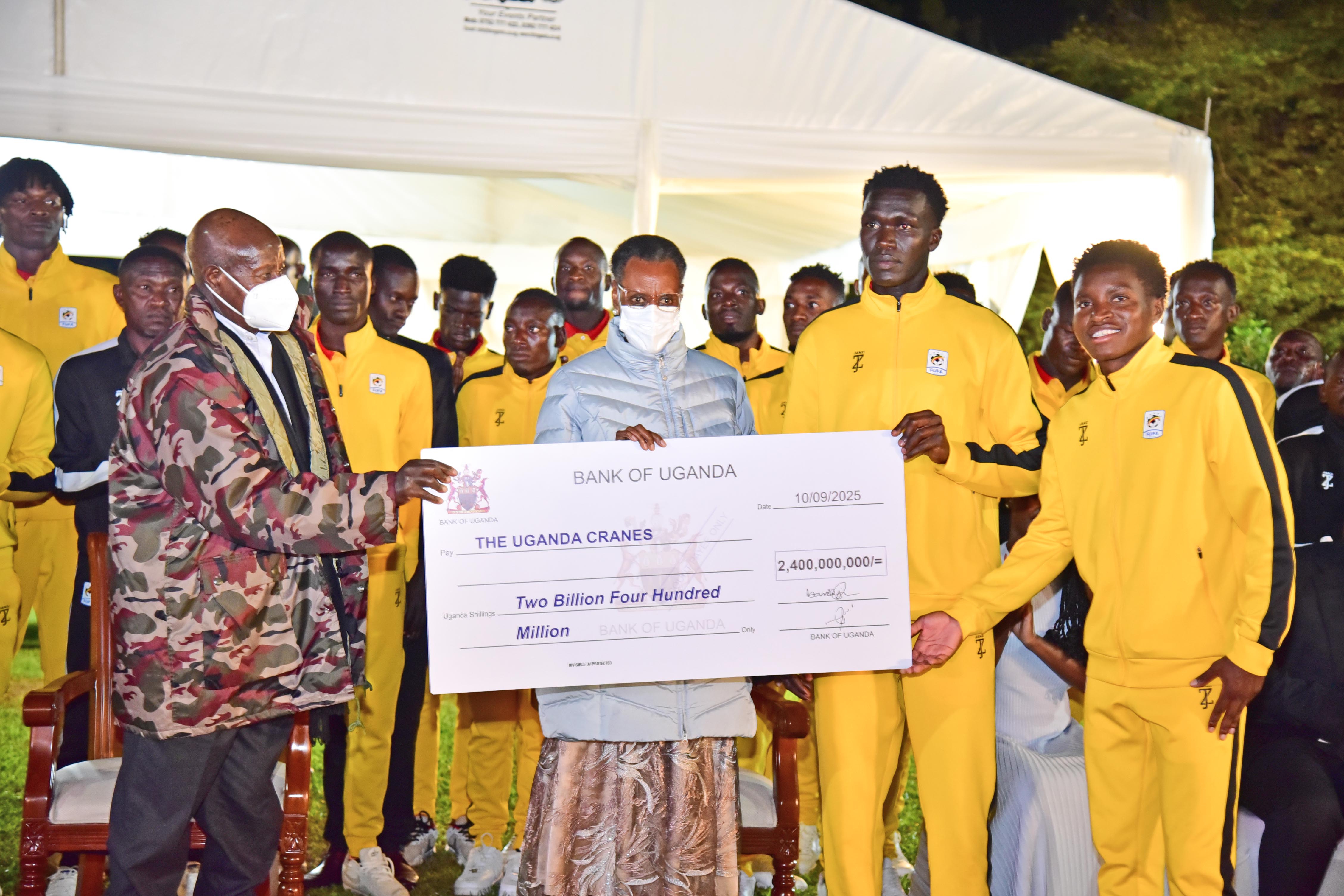 President Museveni and the First Lady handing over a 2.4b cheque to the Uganda Cranes team during a dinner at State House Entebbe. 10.9.2025